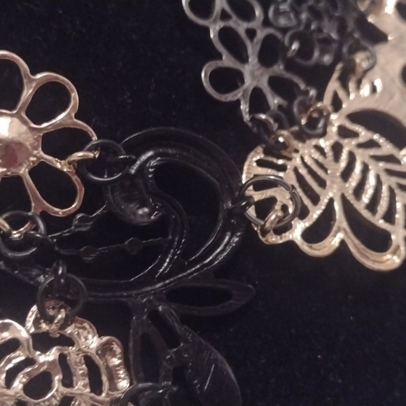 Charming Charlies black and gold tone metal floral necklace with rhinestones - Picture 7 of 11